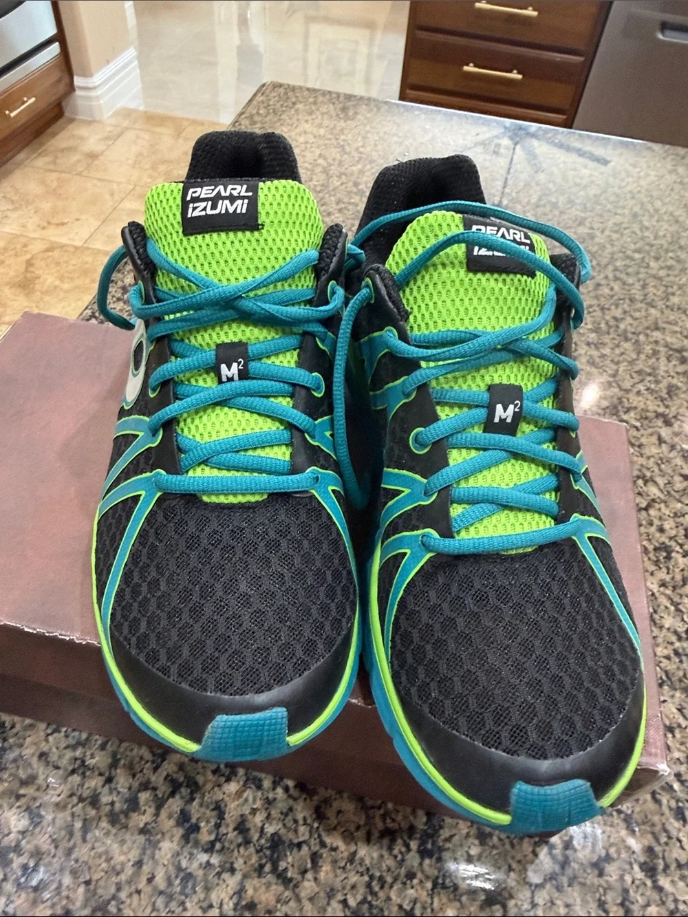 Pearl Izumi Black, Green & Blue men ' Running Sneaker size 10
